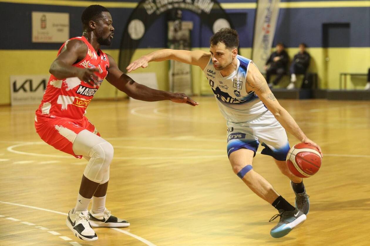 ontdek de spannende bekermatch van us laval in de basketbalcompetitie n2m, waar dubbele inzet op het spel staat. volg de actie en steun je team!