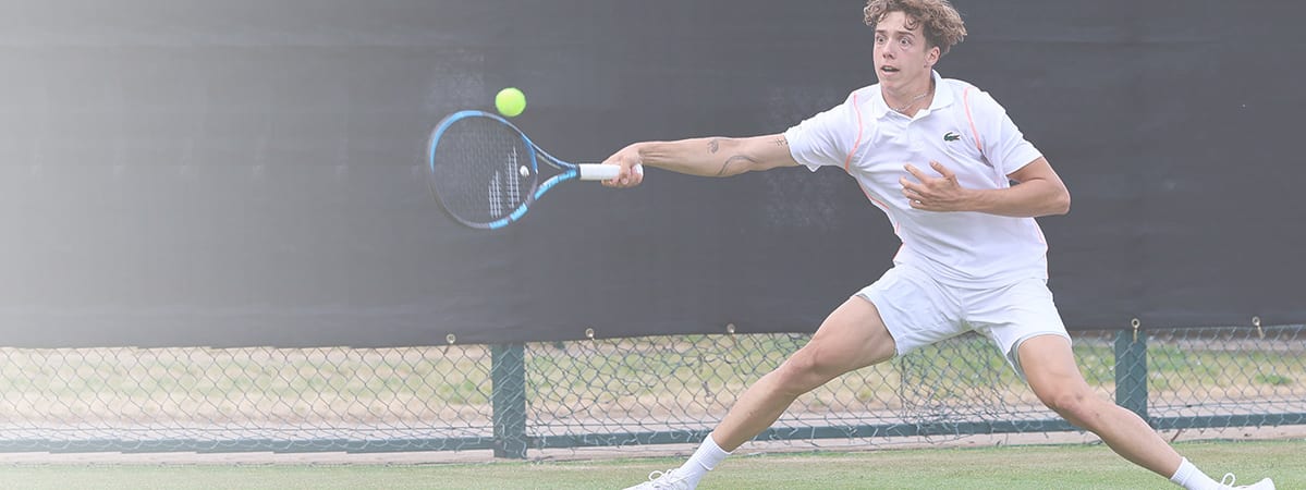 ontdek het verhaal van de verguisde gouden generatie van het franse tennis, hun glorie, uitdagingen en nalatenschap in de sportwereld.