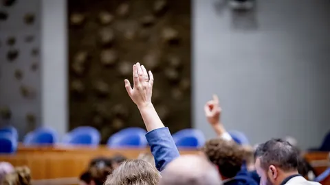 democratische concurrentie bevordert gezonde verhoudingen, terwijl conflicten schadelijk kunnen zijn voor samenwerking en groei.
