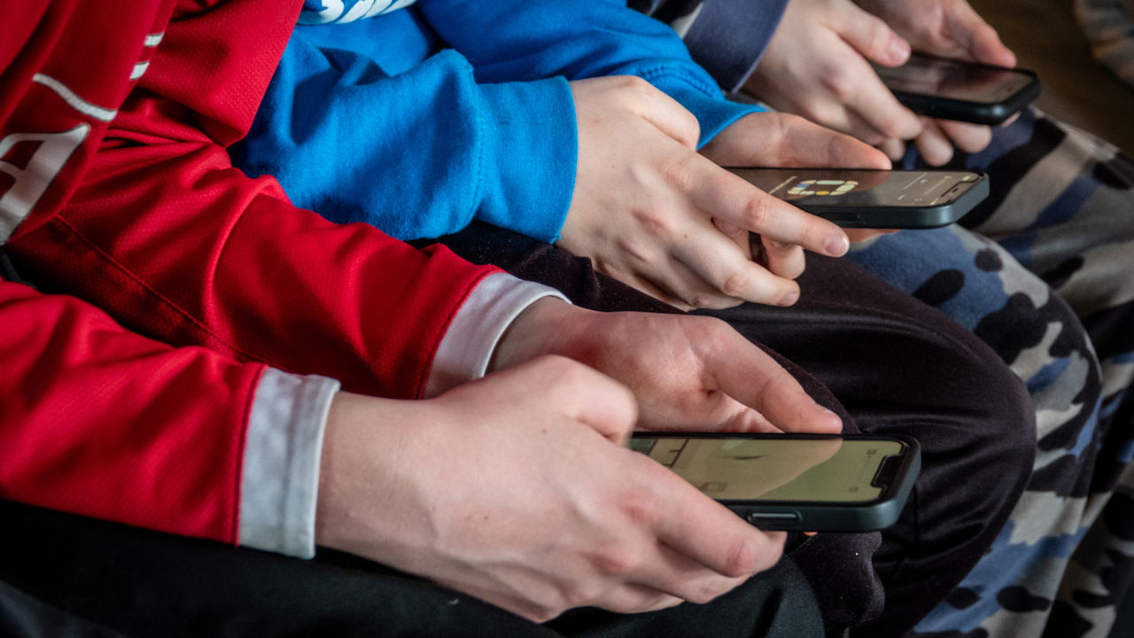 ontdek hoe e-sports op scholen kunnen worden geïntegreerd zonder het gebruik van telefoons, voor een focus op teamwork en vaardigheid.