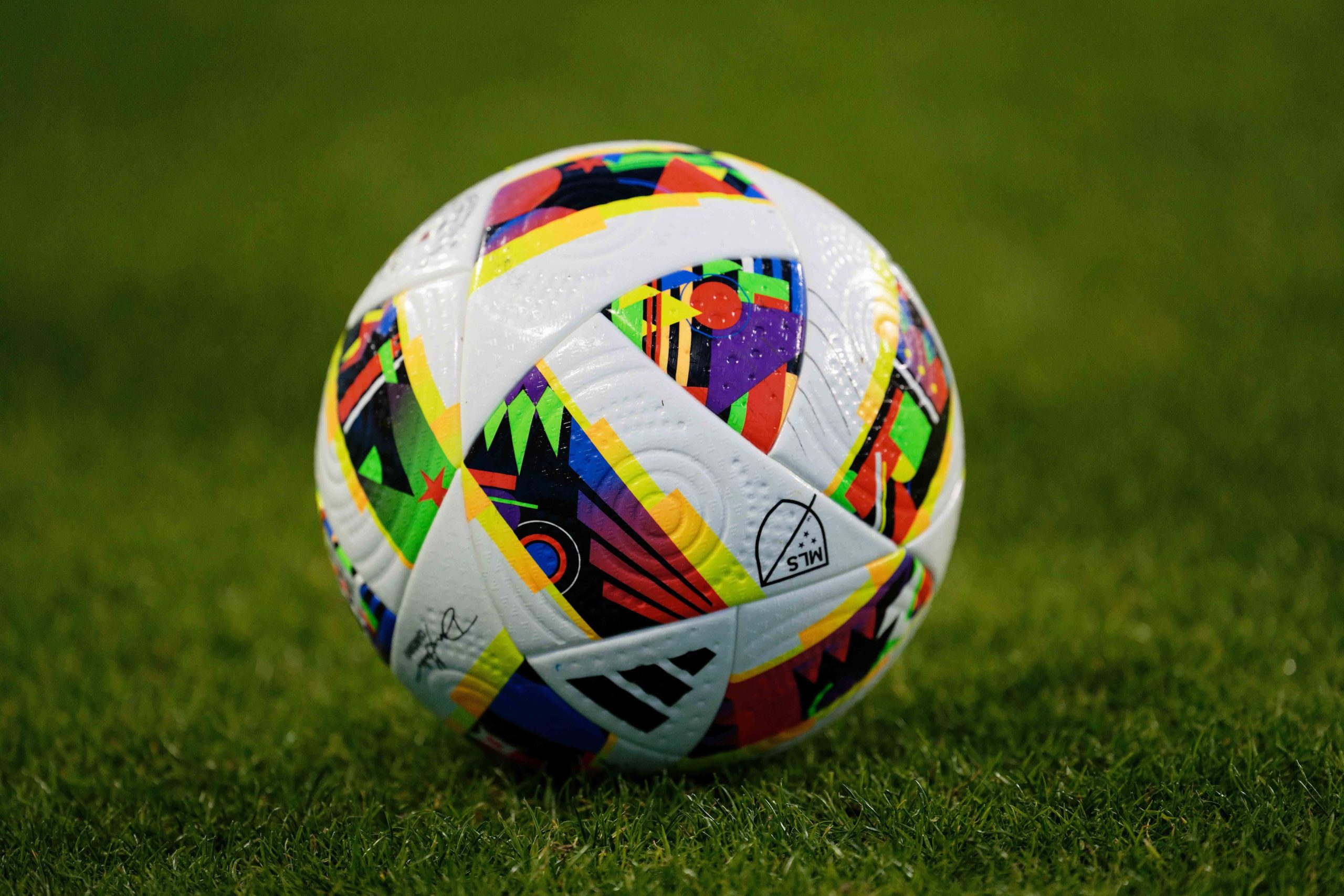vanaf 2027 sluit de major league soccer (mls) zich aan bij het europese voetbalseizoen, wat zorgt voor een betere internationale afstemming en planning.