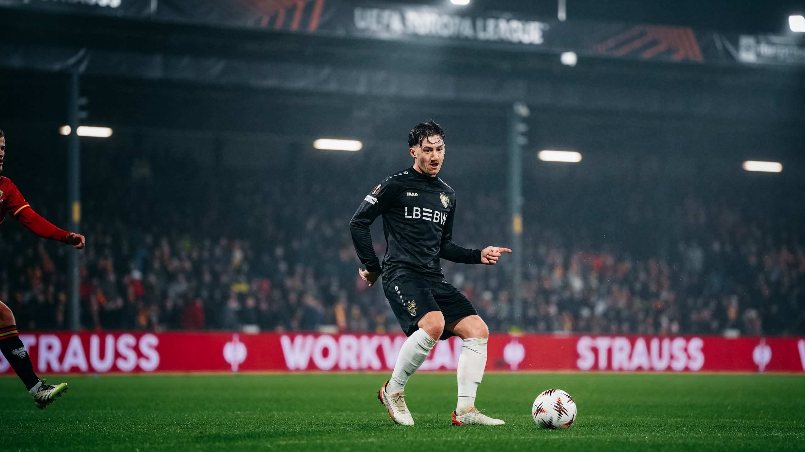 vfb-topper herhaalt indrukwekkende prestatie in europa en versterkt zijn reputatie op het internationale toneel.